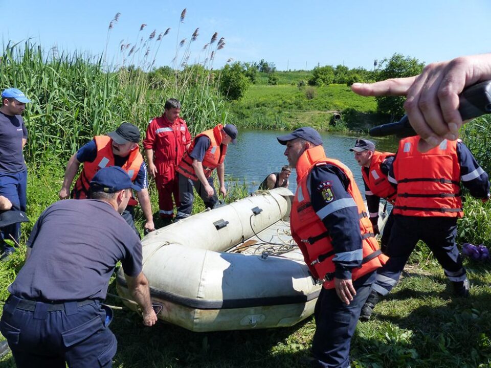 Un pescar care a fugit de bătaie, pe malul unui iaz, a sărit în apă și a murit înecat