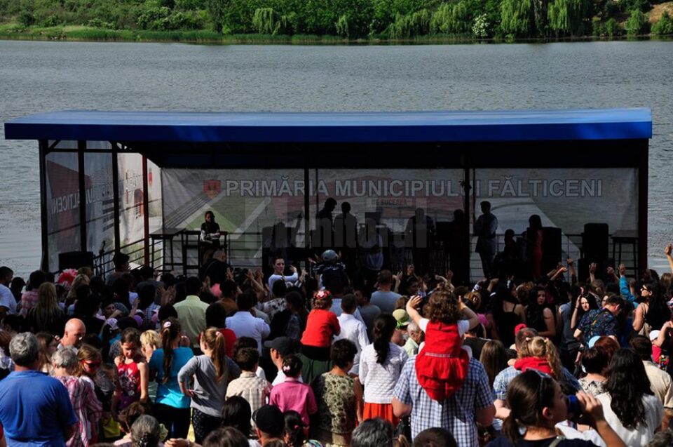 Spectacole și cadouri oferite copiilor de Primăria Fălticeni
