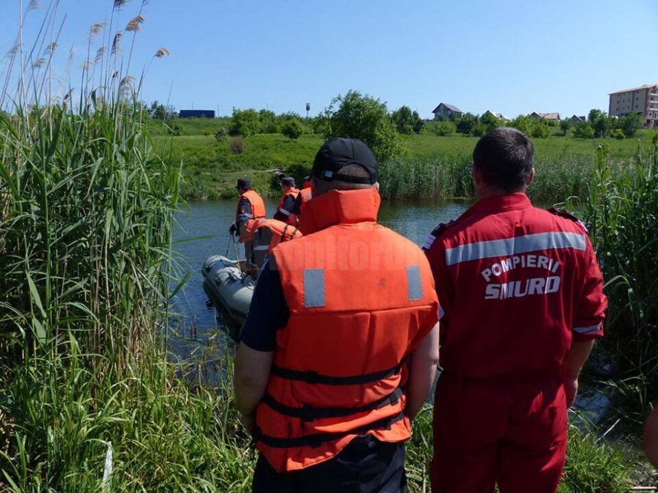 Un pescar care a fugit de bătaie, pe malul unui iaz, a sărit în apă și a murit înecat