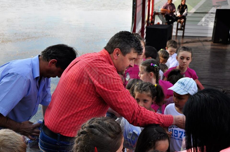 Primarul din Fălticeni a oferit cadouri copiilor prezenți la spectacol