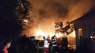 Un incendiu de proporții, izbucnit în plină noapte, a distrus mare parte din două gospodării din comuna Marginea
