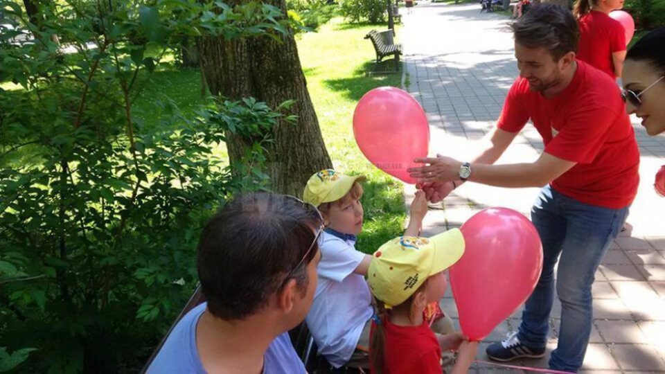 Peste 300 de copii din municipiul reședință de județ au primit de ziua lor daruri din partea tinerilor din organizația municipală Suceava a PSD