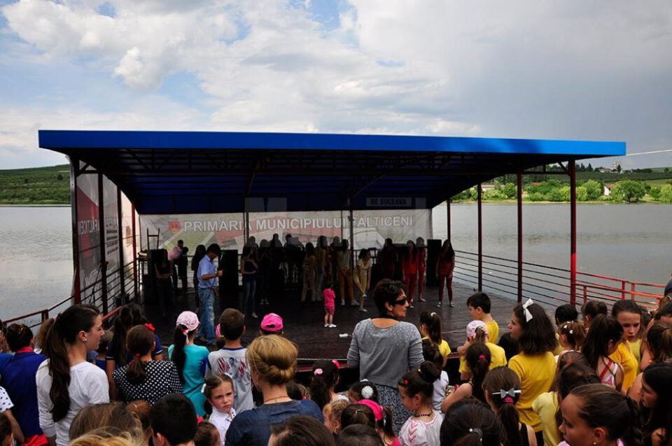 Spectacole și cadouri oferite copiilor de Primăria Fălticeni