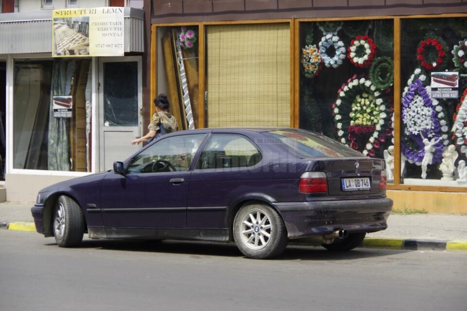 Doi tineri, prinși în centrul Sucevei cu un colet suspect în care s-ar afla droguri
