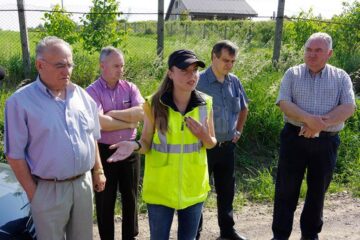 Drumul Ipotești - Suceava, în zona Casei de Oaspeți, aproape de a fi blocat de locuitorii din zonă