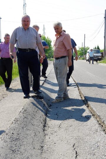 Craterele din asfalt i-au adus la exasperare pe oameni