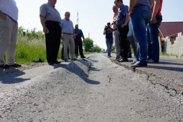 Craterele din asfalt i-au adus la exasperare pe oameni