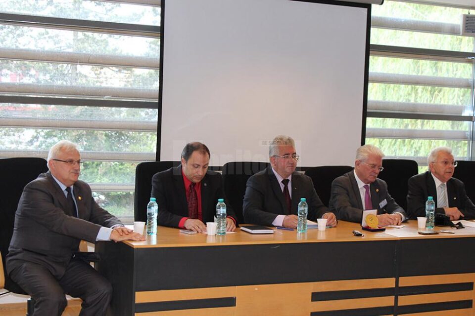 Profesorul Viorel Ieremie (primul din stânga) și Emil Mateiaș (ultimul din dreapta), propuși pentru titlul de Cetățean de Onoare al Sucevei Profesorul Viorel Ieremie (primul din stânga) și Emil Mateiaș (ultimul din dreapta), propuși pentru titlul de Cetățean de Onoare al Sucevei