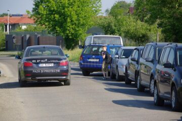 Drumul Ipotești - Suceava, în zona Casei de Oaspeți, aproape de a fi blocat de locuitorii din zonă