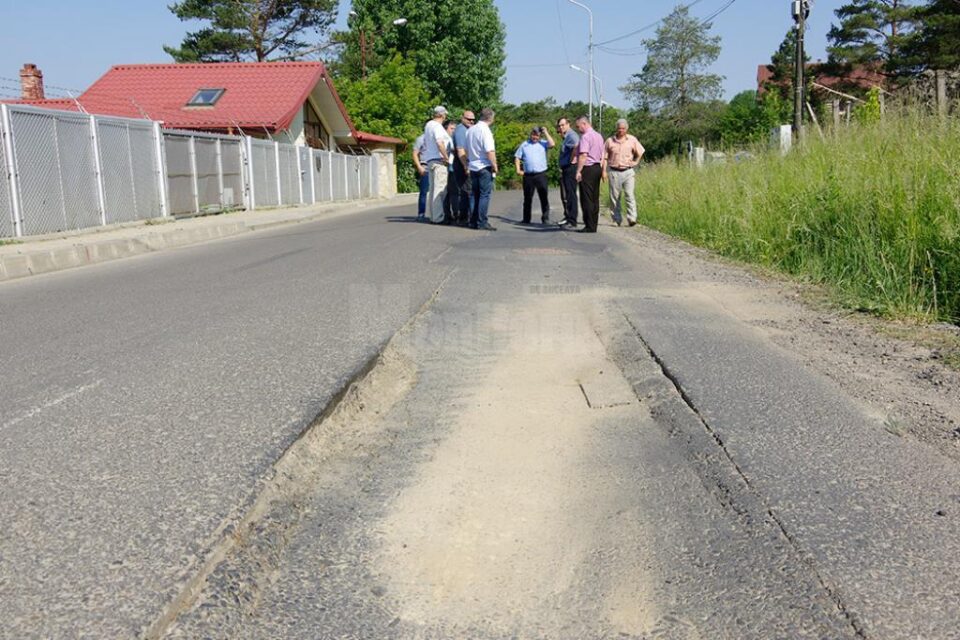 Craterele din asfalt i-au adus la exasperare pe oameni