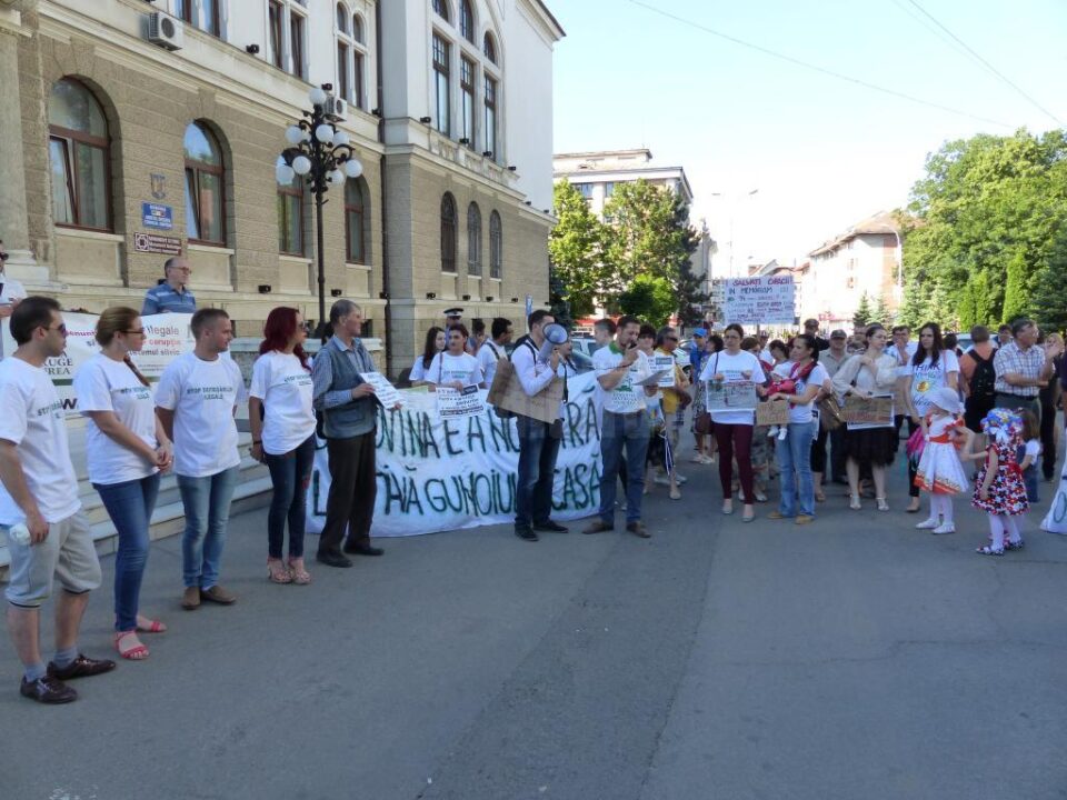 Sucevenii au ieșit din nou în stradă pentru a protesta împotriva tăierilor ilegale de păduri