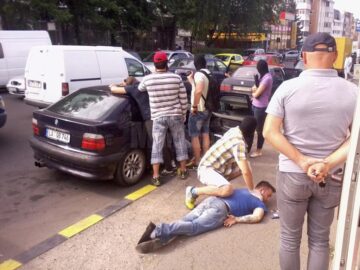 Prinși de caguliști în centrul Sucevei, după ce-au ridicat un colet cu droguri de la o firmă de transport internațional
