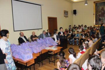 Premii numeroase și stimulative pentru elevii premiați