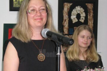 Artistele expozante - Oana Ruxandra Hrișcă și Ana Creangă la vernisaj