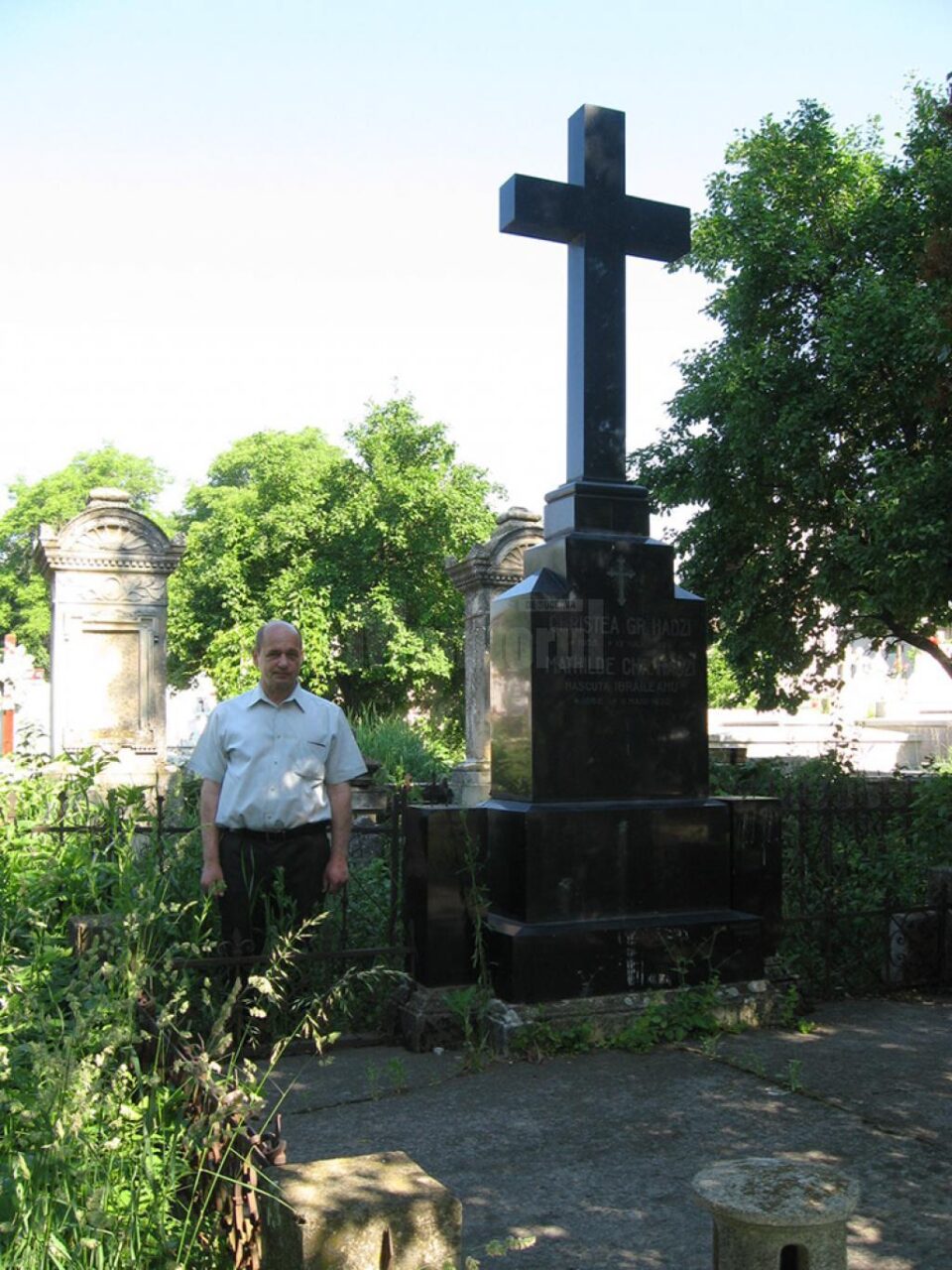 Dr. Ioan Foit lângă monumentul funerar al familiei Hagi