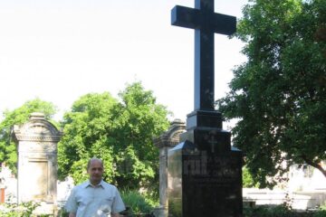 Dr. Ioan Foit lângă monumentul funerar al familiei Hagi