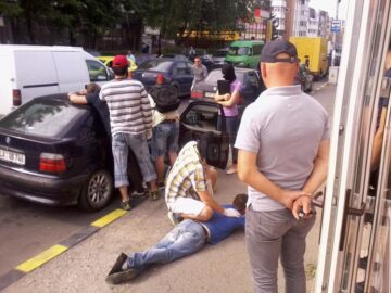 Prinși de caguliști în centrul Sucevei, după ce-au ridicat un colet cu droguri de la o firmă de transport internațional