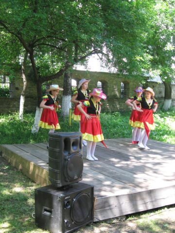 Expoziția-concurs de desene „Vis de copil în casa bunicilor”