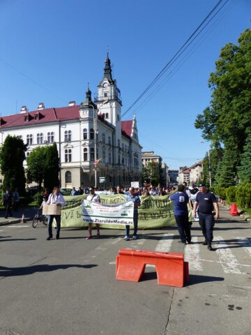 „DNA, DNA, asta e ancheta ta!”, strigătul sucevenilor veniți să spună „Stop” tăierilor ilegale de păduri