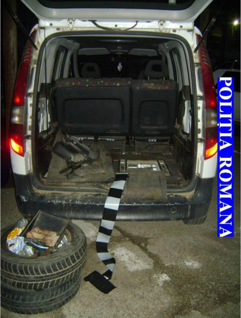 Două mașini ridicate de poliție din trafic, după ce șoferii au fost prinși transportând țigări de contrabandă