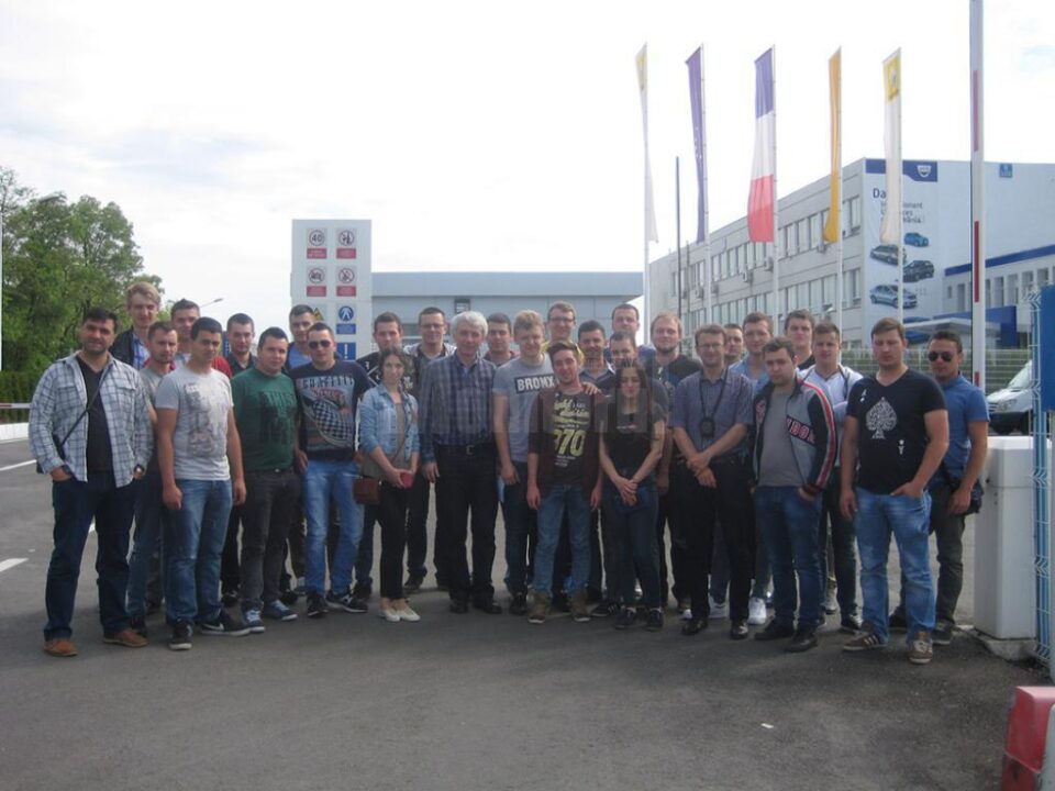 Studenți ai Facultății de Inginerie Mecanică, în vizită la Uzinele Dacia-Renault