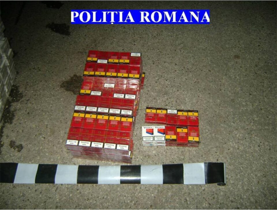 Două mașini ridicate de poliție din trafic, după ce șoferii au fost prinși transportând țigări de contrabandă