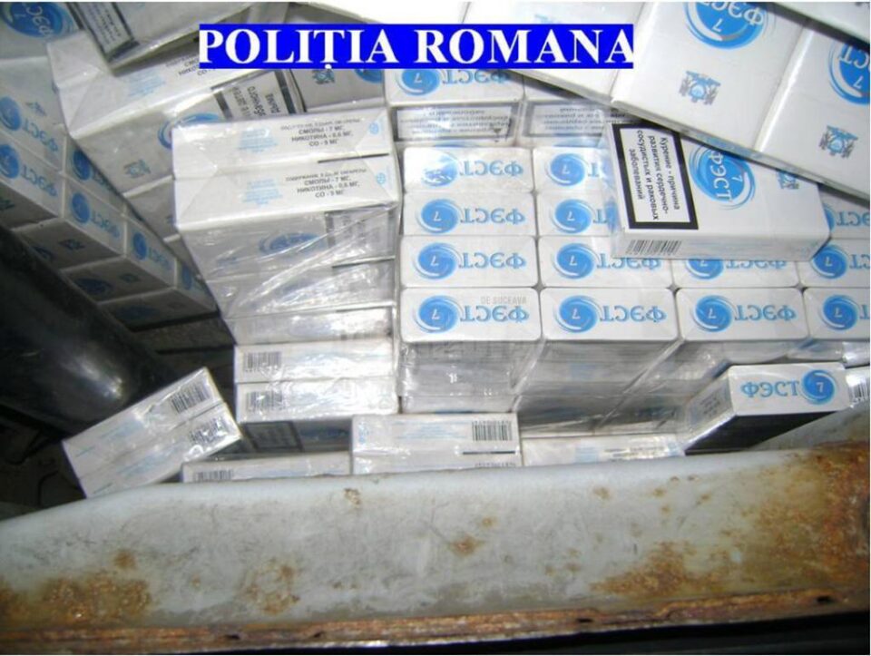 Țigări ascunse în locașul roții de rezervă și sub capitonajul plafonierei