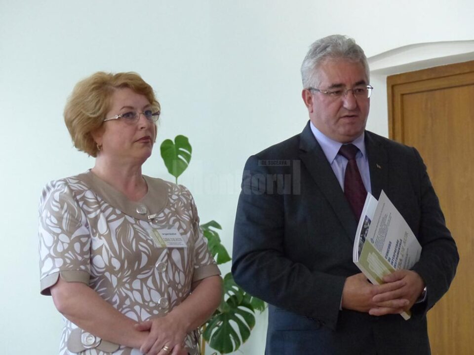 Alexandra Bejinaru, director al Colegiului de Artă, alături de edilul Ion Lungu