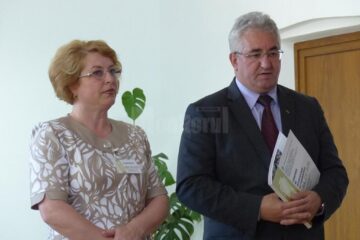 Alexandra Bejinaru, director al Colegiului de Artă, alături de edilul Ion Lungu