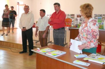 Primarul Cătălin Coman a admirat lucrările, apreciind talentul și originalitatea cu care copiii au redat bucuria