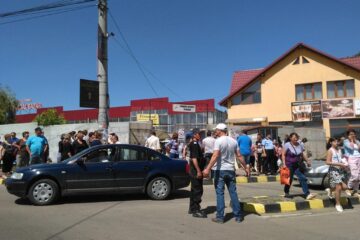 Inspectori de la ANAF, evacuați din Bazar cu jandarmii, printre două sute de oameni revoltați