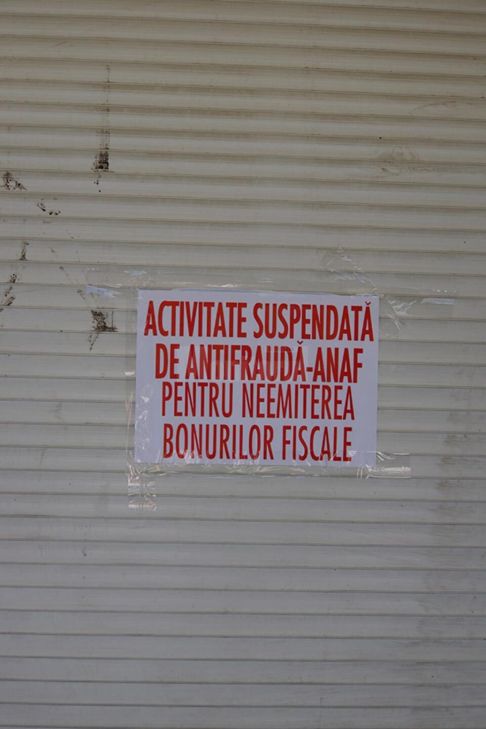 Inspectori de la ANAF, evacuați din Bazar cu jandarmii, printre două sute de oameni revoltați