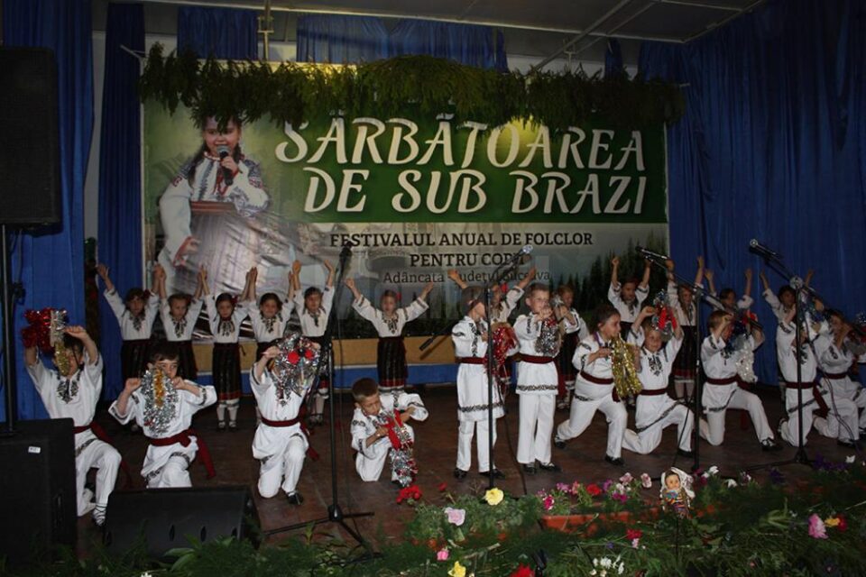 Peste 600 de tineri artiști au participat la Festivalul „Sărbătoarea de sub brazi” din Adâncata