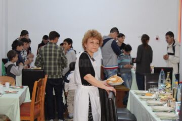 Zeci de copii sărmani lăsați în stradă din cauza birocrației