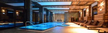 Piscina și șezlongurile din centrul de agrement de la Pensiunea Popasul Domnesc
