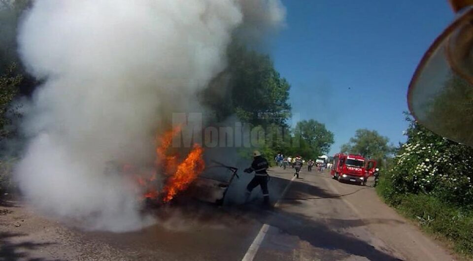 Un BMW a ars ca o torță după ce a luat foc în mers