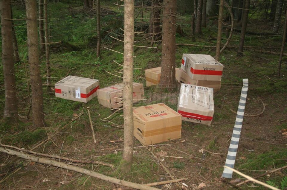 Țigări ucrainene de peste 40.000 de euro și un autoturism de teren, abandonate de contrabandiști la Ghicea