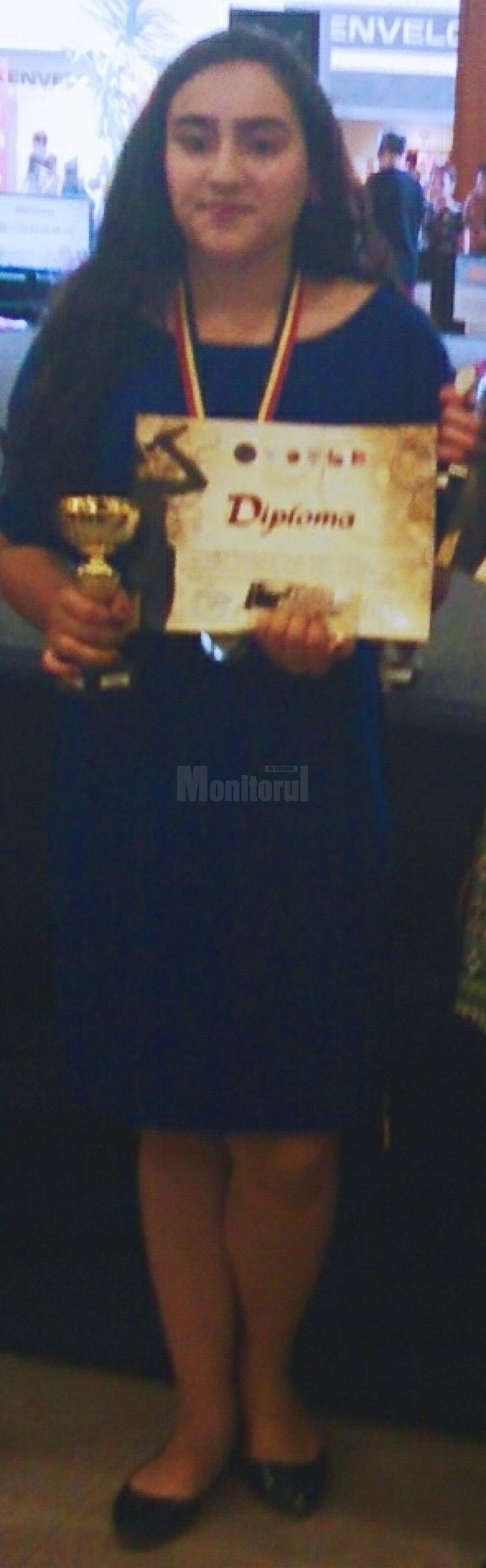 Trofeul „Vocea Bucovinei” a fost obținut de eleva Diana Al Ahmad de la Școala Gimnazială „Miron Costin” Suceava Trofeul „Vocea Bucovinei” a fost obținut de eleva Diana Al Ahmad de la Școala Gimnazială „Miron Costin” Suceava