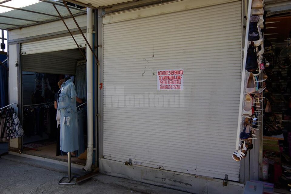 Inspectori de la ANAF, evacuați din Bazar cu jandarmii, printre două sute de oameni revoltați