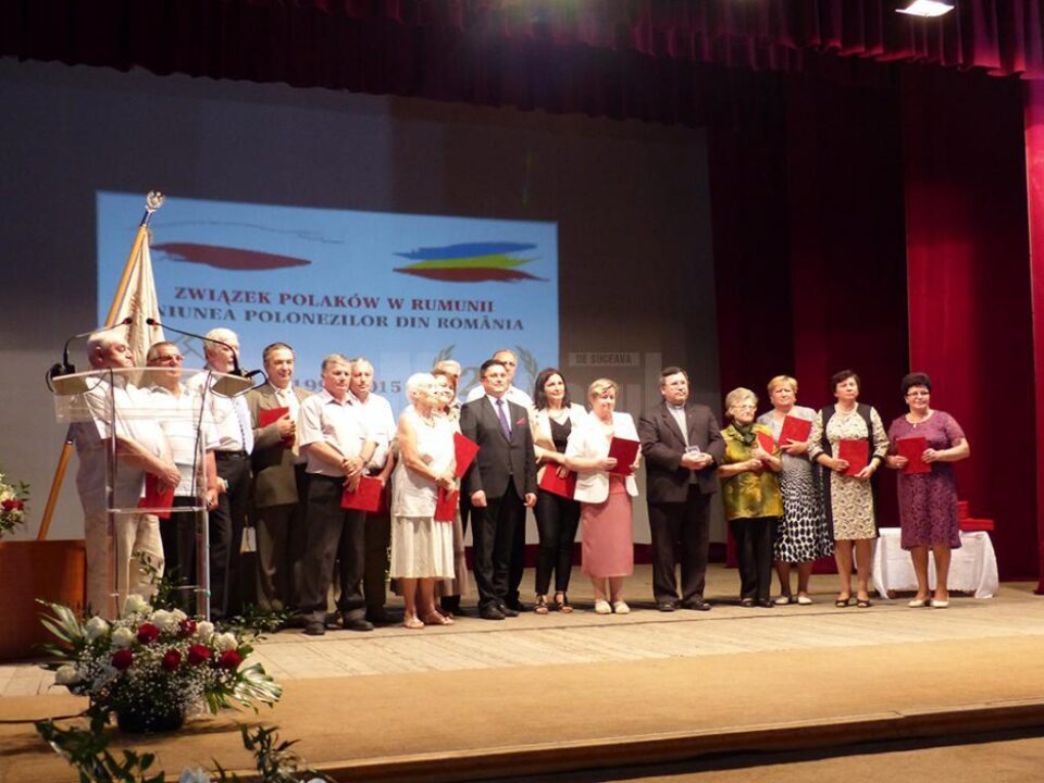 Colaboratorii Uniunii Polonezilor din România au fost răsplătiți cu plachete omagiale Colaboratorii Uniunii Polonezilor din România au fost răsplătiți cu plachete omagiale