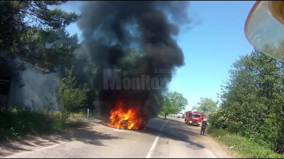 Un autoturism BMW a luat foc în mers, pe DJ 178, pe raza satului Costâna, comuna Todirești Un autoturism BMW a luat foc în mers, pe DJ 178, pe raza satului Costâna, comuna Todirești