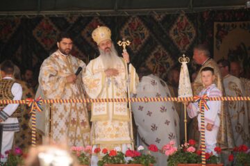 Aproape 500 de credincioși au participat duminică la resfințirea Bisericii „Sf. Treime” din comuna Fântâna Mare