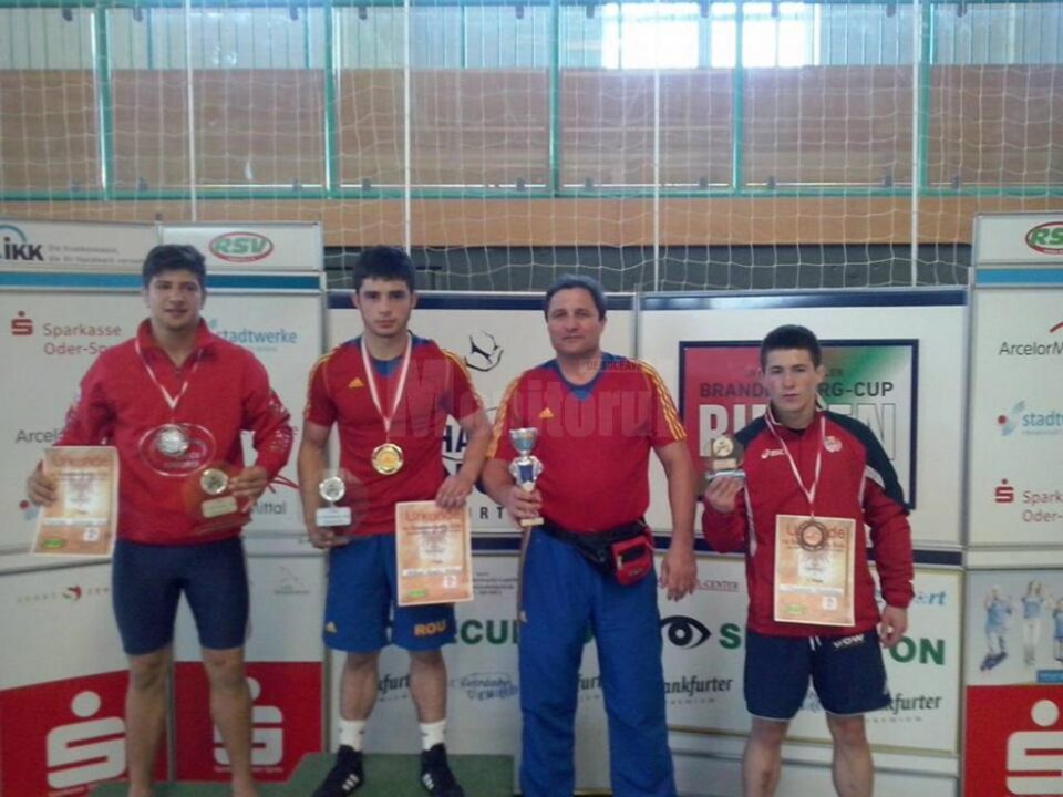 Teodor Horătău (dreapta), alături de ceilalți doi medaliați ai României și antrenorul lotului de juniori, Anton Arghira Teodor Horătău (dreapta), alături de ceilalți doi medaliați ai României și antrenorul lotului de juniori, Anton Arghira