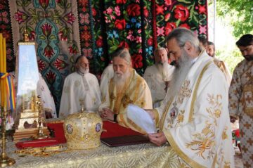 ÎPS Teofan, Arhiepiscopul Iașilor și Mitropolitul Moldovei și Bucovinei, și ÎPS Pimen, Arhiepiscopul Sucevei și Rădăuților, la resfintirea Bisericii Sf. Treime