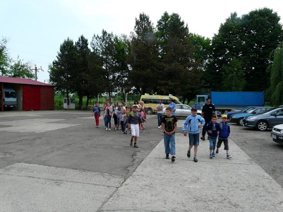Beneficiarii Casei de Tip Familial ,,Visătorii” din Fundu Moldovei, în excursie prin județ