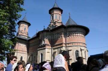 Aproape 500 de credincioși au participat duminică la resfințirea Bisericii „Sf. Treime” din comuna Fântâna Mare