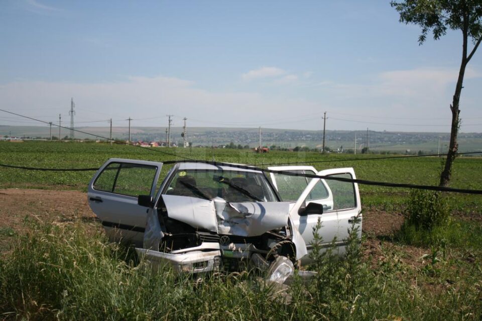 Accident cu trei răniți, provocat de o șoferiță începătoare