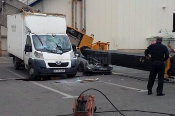 O automacara s-a răsturnat în parcarea de la Iulius Mall