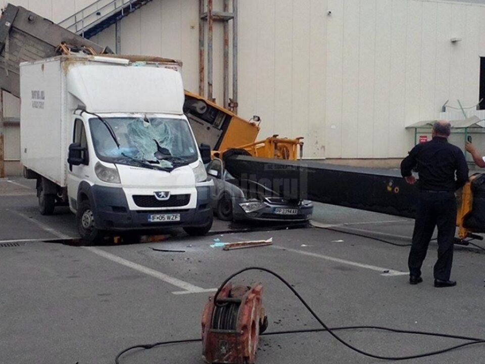 O automacara s-a răsturnat în parcarea de la Iulius Mall