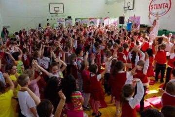 Aproximativ 700 de elevi suceveni au făcut ieri cunoștință cu carismaticul Chef Cezar și cu „Gașca de Supereroi” ai Caravanei Selgros